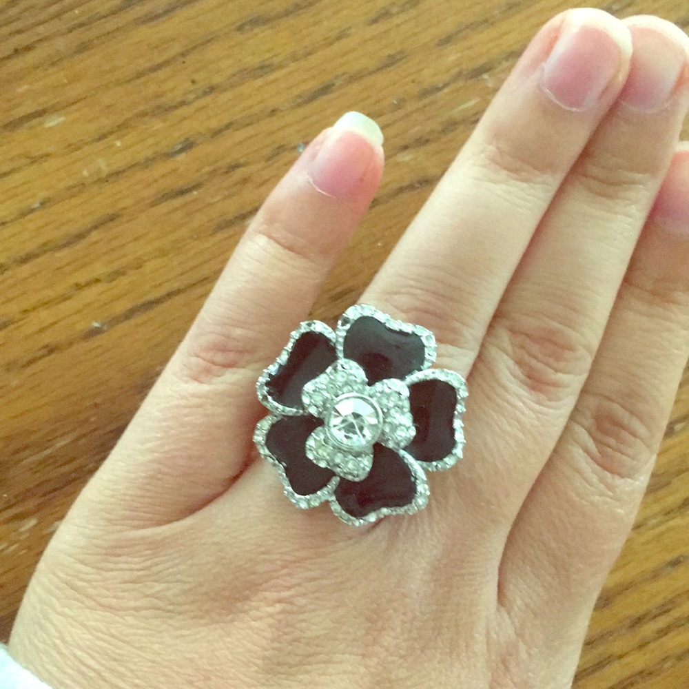Beautiful flower ring - Picture 2 of 3